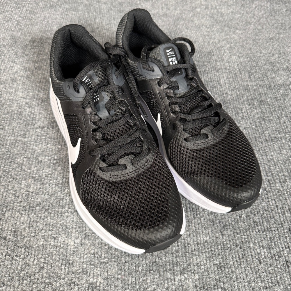 Nike Womens Size 8 Run Swift 2 Shoes Sneakers Black White Lace Up CU3528-004 - Picture 2 of 8